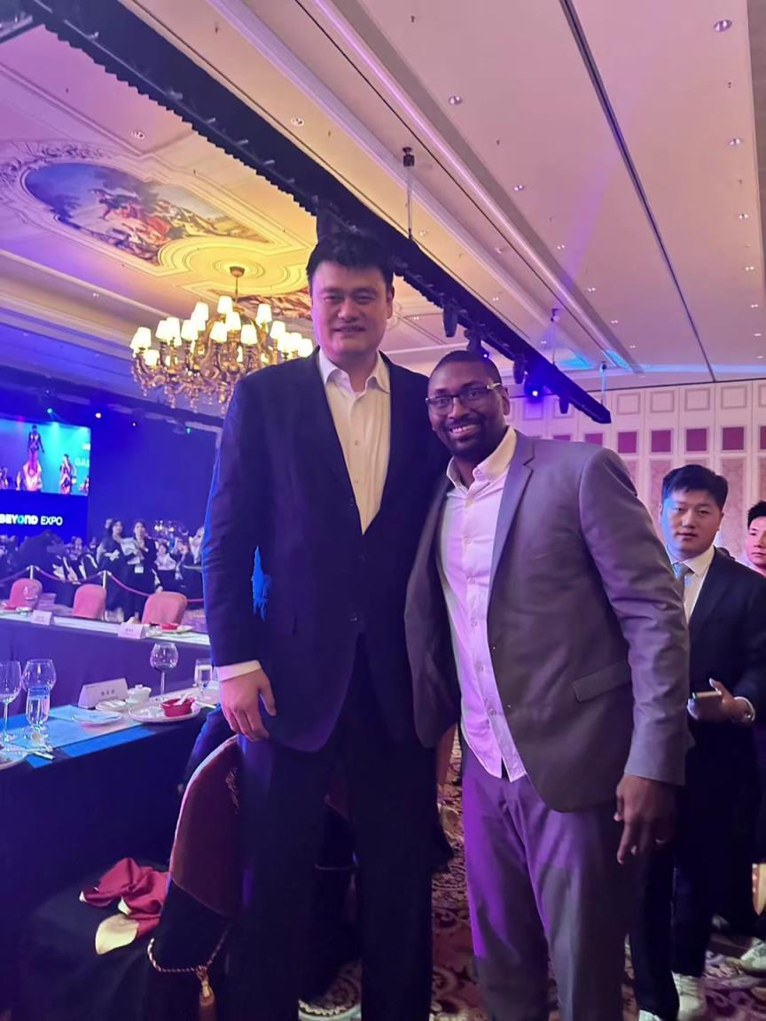 阿泰斯特曬與姚明合照：這是我最喜歡的隊(duì)友 姚??！