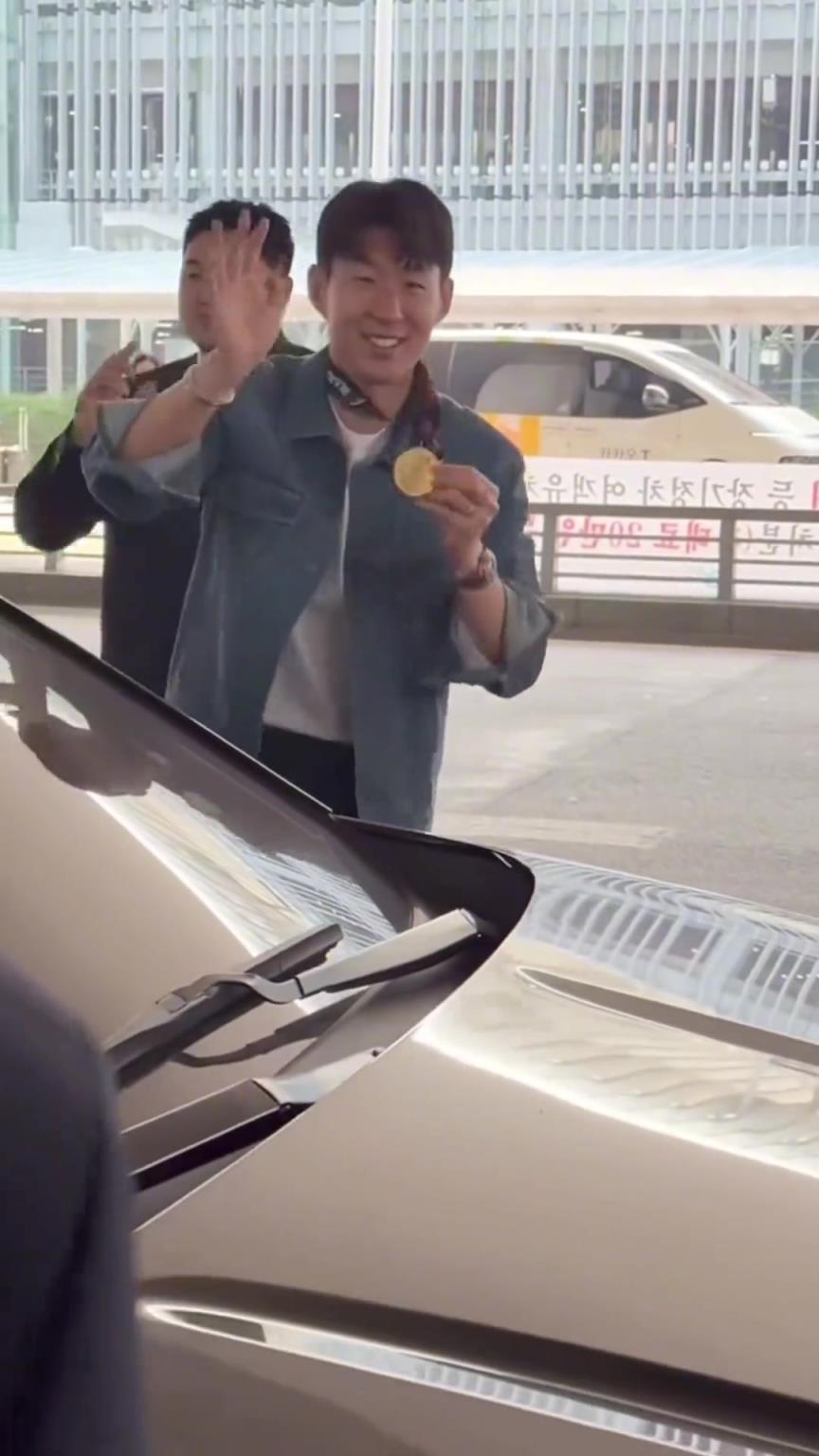 衣錦還鄉(xiāng)！孫興慜返回韓國，眾多女球迷讓其把歐聯獎牌戴上