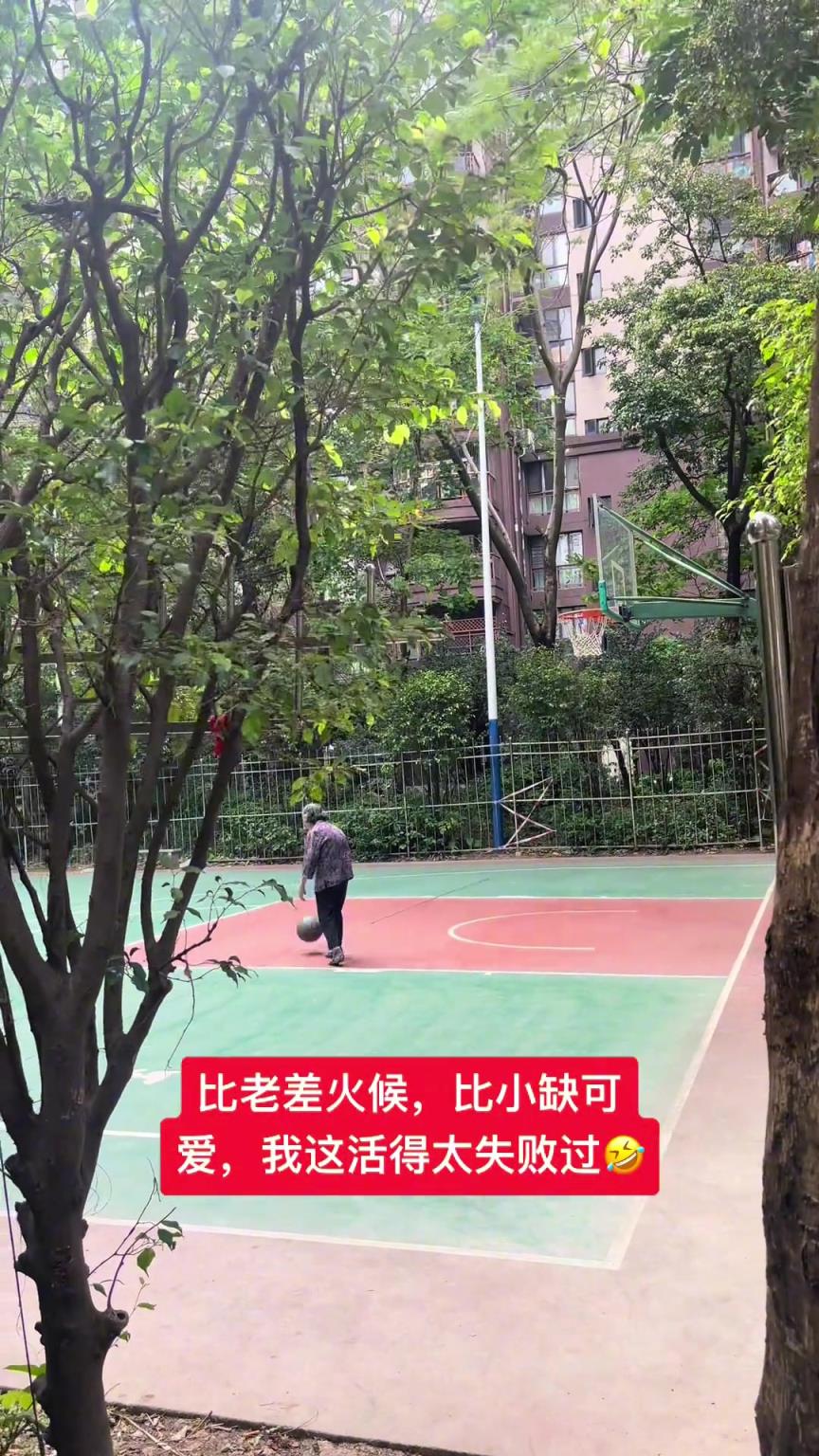 這阿婆單手一投一個準(zhǔn)，姜還是老的辣
