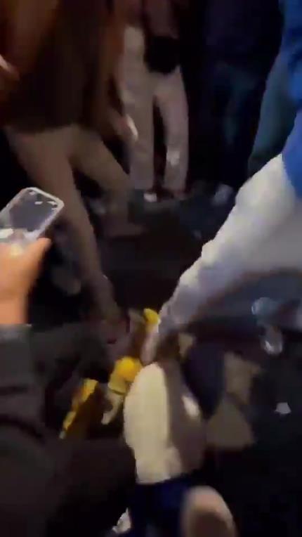 驚！尼克斯大勝步行者后，哈利伯頓遭主場球迷群毆