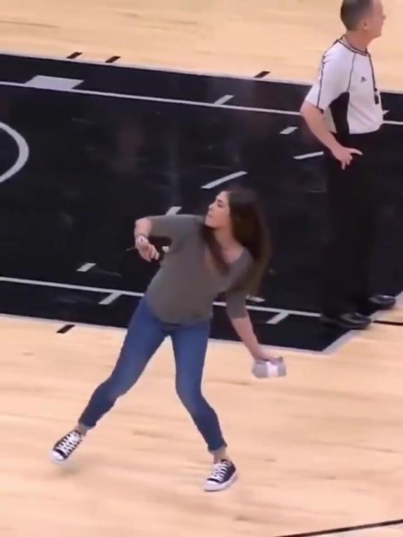 不愧是美國女籃主力，普拉姆的力量太嚇人了