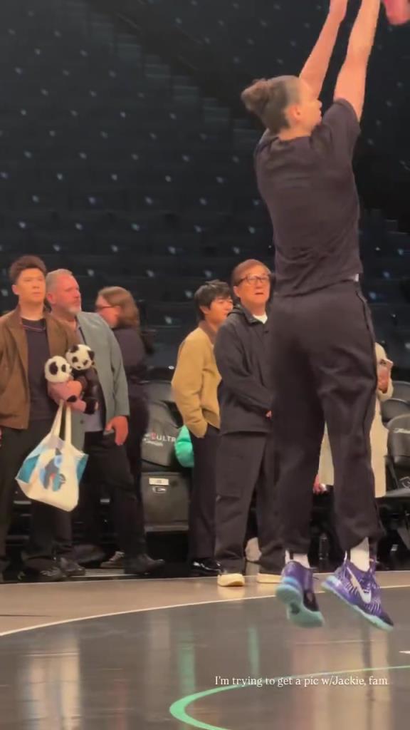 71歲成龍現(xiàn)身巴克萊中心看女籃比賽：她們投籃怎么那么準(zhǔn)！??！