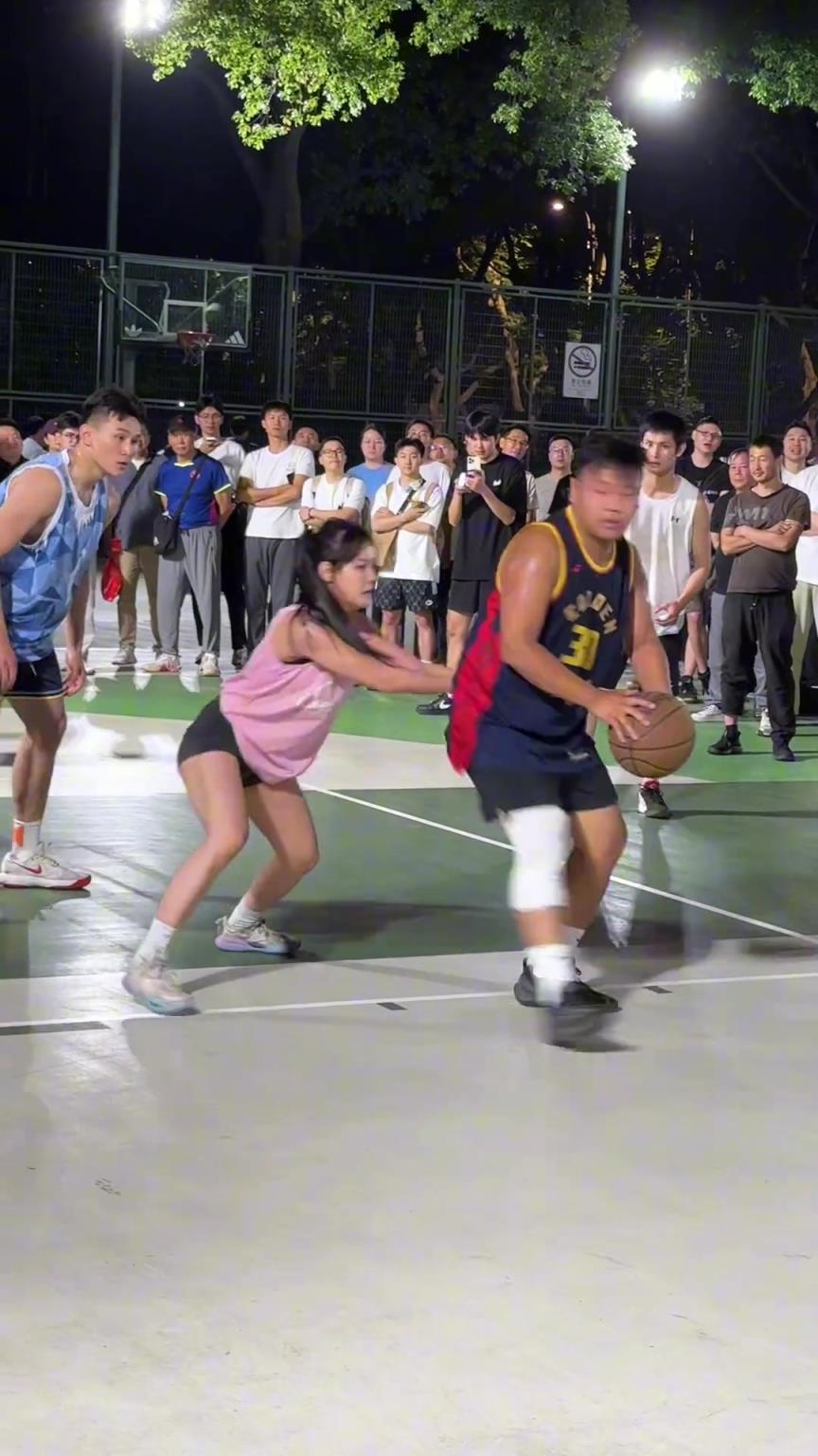 這哥們看見防自己的是女生，一個勁背打，球也不傳了